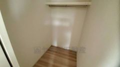 物が散らかりやすいリビングに収納スペースを確保。書類や雑貨をひとまとめにできまるため、お部屋をすっきりさせることが出来ます。