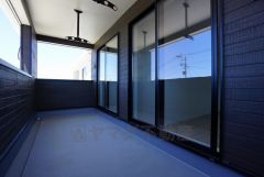 幅広のインナーバルコニーは急な雨から洗濯物を守りやすく、眩しすぎる日差しも和らげます。