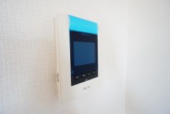 防犯はもちろん、セールスマン対策にもなるモニター付きインターホンです。お子さん1人での留守番時にも活躍しそうです。