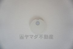 同仕様写真。火災による煙や熱を感知して、警報音やブザー等で火災の発生を知らせてくれる火災警報器。