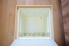 キッチンにある床下収納は、居住スペースを減らさずに買い置きの調味料や非常食などを保管することができます。