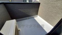 陽当たりの良いバルコニーです。お洗濯やお布団干しはもちろん、日光浴スペースにも。足元は防水工事施工済です。