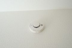 火災発生をいち早く知らせてくれる火災報知器は標準装備です。