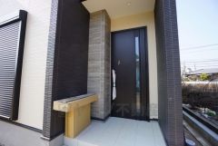 かざすだけで開閉できる、タッチキー採用の玄関。お買い物帰りで、両手がふさがってきても簡単に中に入れます＾＾