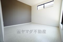 寛ぎの時間を紡ぎだす主寝室は、大型ベッドを置いても余裕の広さを確保しています。