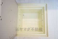 キッチンにある床下収納は、居住スペースを減らさずに買い置きの調味料や非常食などを保管することができます。