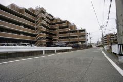 前面道路は広く、車同士がすれ違うスペースが十分にあります。落ち着いた住宅地内で快適な生活を実現してみませんか＾＾