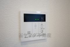 キッチン横からボタンひとつで操作が楽々。