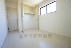 2面採光を確保した明るい室内は、風通しも良く、大変居心地の良い空間となっております。爽やかな風を感じて起きる朝は、快適生活の始まりに。
