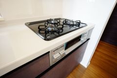 3種類の料理が同時に調理できる、3口ガスコンロ。忙しい夕食の支度時間が短縮できて効率よくお料理が楽しめます。
