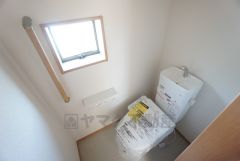 同仕様写真。温水洗浄機付トイレです。節水機能もあるので、安心して使えますね。もちろん、1階2階の2ヶ所にトイレがあるので、忙しい朝にもゆとりができますね。