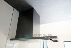 お手入れが簡単なスリム型レンジフードです。調理により発生する油煙や臭いを吸い込み、屋外へ排気してくれます。