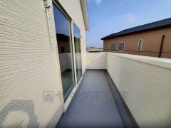 陽当たりの良いバルコニーです。お洗濯やお布団干しはもちろん、日光浴スペースにも。足元は防水工事施工済です。