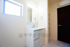 三面鏡つき洗面台。鏡裏にたっぷりとした収納スペースがあります。鏡を閉めてしまえば小物は見えないため、スッキリとした印象の洗面台にできます。