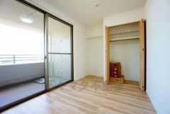 寛ぎの時間を紡ぎだす主寝室は、大型ベッドを置いても余裕の広さを確保しています。