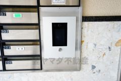 オートロックは、外部の人が自由に建物内に出入りできないため、不審者の侵入防止効果があります。