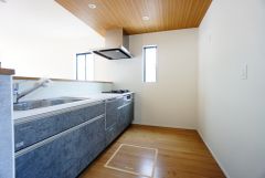 収納も、作業スペースも広々と設けられた使いやすいシステムキッチンです＾＾カウンタ ーキッチンなので、ご家族と会話をしながら楽しくお料理ができます＾＾