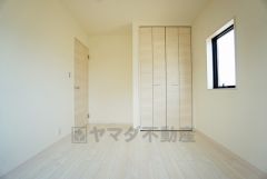 同仕様写真。暖かい日差しが差し込む洋室。たっぷり収納できるクローゼット付きでお部屋の中をすっきりと快適に保てます。