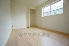 同仕様写真。住む人のこだわりを活かす洋室。日当たりがよく、寝室としての利用もおすすめ。広めのクローゼットには荷物をすっきり片付けられ、ゆとりのある暮らしが出来ます＾＾