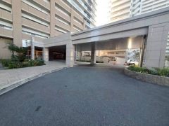 エントランスに続くお洒落なアプローチ入口です。