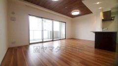 リビングは広々とした設計で、家族が集い、寛ぐ暮らしの空間を演出しています。思い思いの時間を過ごしたり、家族みんなで食事をしたり、素敵な団らんの場になりますね。