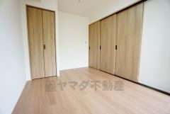 明るい洋室です。ナチュラル色のフローリングで開放的な優しい雰囲気になっています＾＾ベッドや机、ＴＶを置いてもゆとりのある広さです。