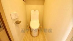 壁リモコンタイプのウォシュレット付き。すっきりした見た目で、トイレ奥の掃除もしやすいです。