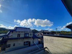 2階バルコニーからの眺望です。前面に遮るものがなく景色を一望できます。南向きで、日当たりも良好。お洗濯物が良く乾きます。