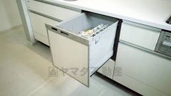 食事の後の手間を解消する食器洗い乾燥機付。冬場の洗い物で手荒れの悩みもなくなります。手洗いよりも節約できて便利。