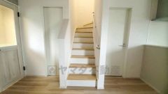 小さなお子様やご高齢の方でも安心できる、手すり付き階段。段差も低めで設定されており、安全性にも優れています。