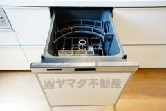 食後の時間にゆとりを与えてくれる食器洗い乾燥機。操作ボタンも上面にあるので、腰をかがめずに操作が楽々。