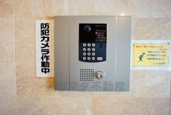 オートロックは、外部の人が自由に建物内に出入りできないため、不審者の侵入防止効果があります。