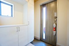 たっぷり収納できるシューズボックスです。家族全員の靴がきれいに整頓できます。棚の上にお花や写真を飾っても良いですね。