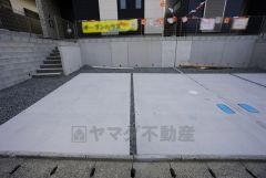 駐車スペースはゆとりある2台分を確保。マイカー用に、お客さま用に、余裕を持ってご利用いただけます。
