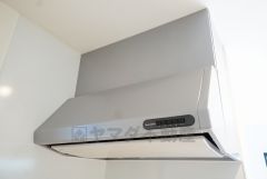 お手入れが簡単なスリム型レンジフードです。調理により発生する油煙や臭いを吸い込み、屋外へ排気してくれます。