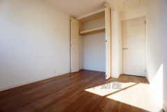 同仕様写真。暖かい日差しが差し込む洋室。たっぷり収納できるクローゼット付きでお部屋の中をすっきりと快適に保てます。