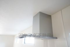 お手入れが簡単なスリム型レンジフードです。調理により発生する油煙や臭いを吸い込み、屋外へ排気してくれます。