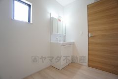 同仕様写真。三面鏡つき洗面台。収納も一体型になっているので、ドライヤーやヘアアイロンの置き場に困りません。