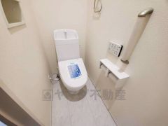 温水洗浄機付トイレです。節水機能もあるので、安心して使えますね。もちろん、1階2階の2ヶ所にトイレがあるので、忙しい朝にもゆとりができますね。