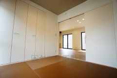 同仕様写真。居心地も良い和室は、ワークスペースとしても有効。お仕事を頑張ってちょっと疲れたら、畳に寝転がることもできますね。