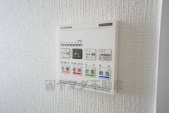 雨の日の洗濯も安心できる浴室暖房乾燥機付き浴室。リモコンで操作もボタン1つで簡単。