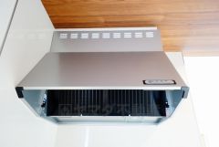 お手入れが簡単なスリム型レンジフードです。調理により発生する油煙や臭いを吸い込み、屋外へ排気してくれます。
