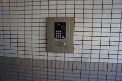 オートロックは、外部の人が自由に建物内に出入りできないため、不審者の侵入防止効果があります。