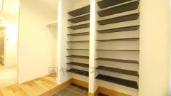 たっぷり収納できるシューズインクローク付き。ハンガーパイプ付きで、冬物のコートを掛ける場所としておすすめ＾＾