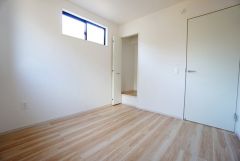 木目調のシンプルデザインで落ち着きと安らぎの空間に仕上げています。各部屋に収納が完備されているので、お荷物が増えても安心の設計です。