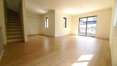 大きな窓のあるリビングは、陽光あふれる明るい空間です。居心地良く、ご家族皆がゆったり寛げる憩いの空間となりそうです。
