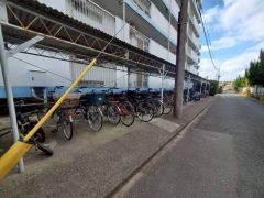 大切な自転車を守れるよう屋根付きの自転車置き場になっております。