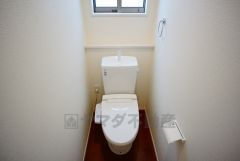 同仕様写真。温水洗浄機付トイレです。節水機能もあるので、安心して使えますね。もちろん、1階2階の2ヶ所にトイレがあるので、忙しい朝にもゆとりができますね。