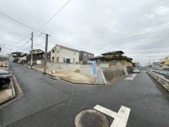 現地（2026年2月24日）撮影。大型車の通行が少なく、騒音や振動が少ないので静かで快適な生活を送れます。住人以外の車の進入も少なく、小さなお子様を持つご家庭にも安心です。