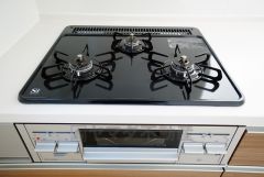 同時にたくさんの料理が調理できる3口コンロ。長時間熱を通しておきたい煮込み料理を作りながら、炒め物など同時進行で進められます。